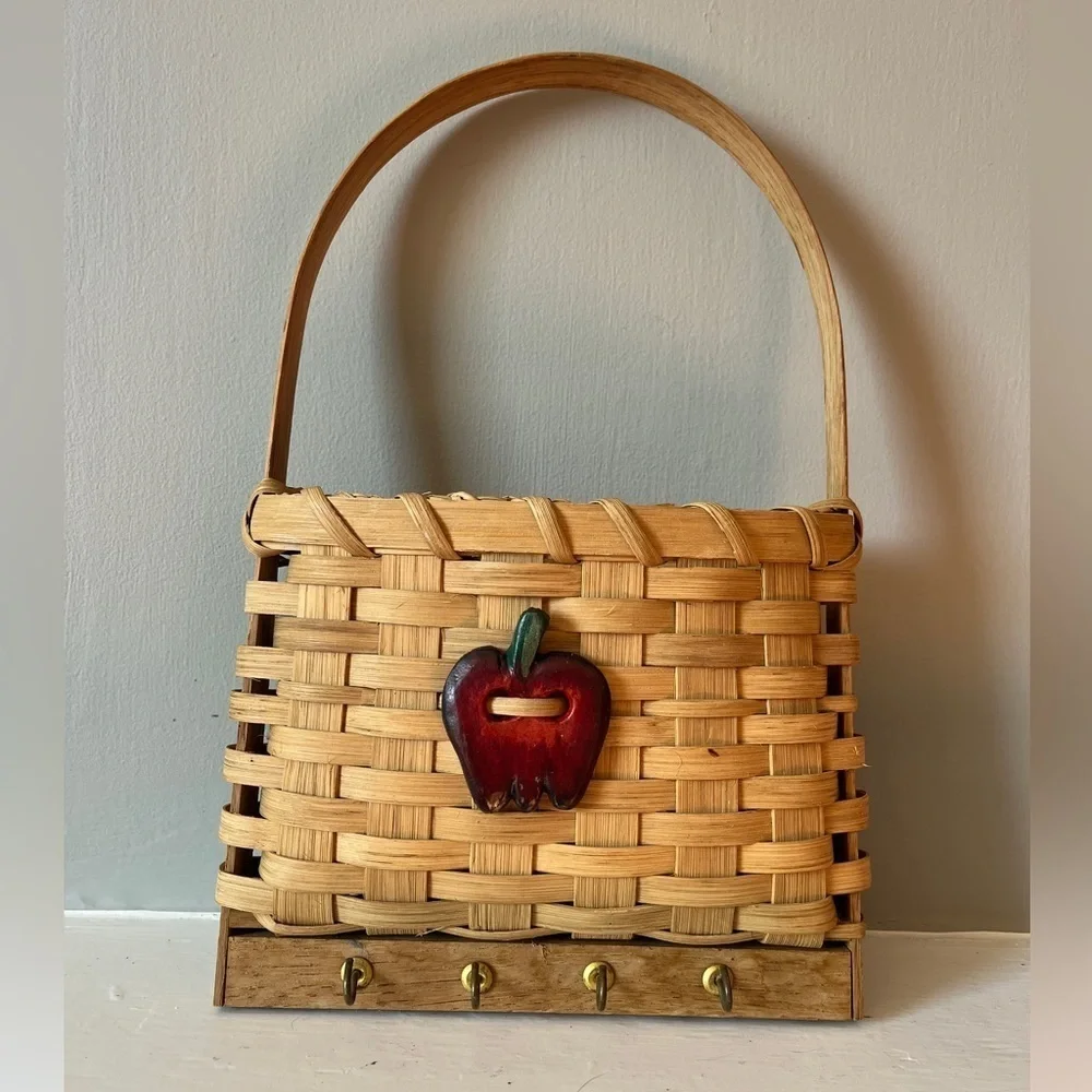 Vintage Splitwood Woven hanging storage basket/key holder w/ apple motif